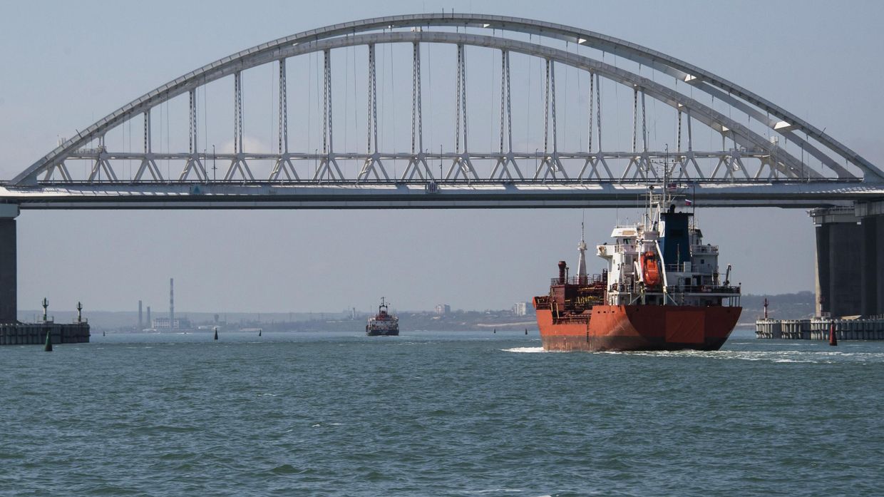 Грузовые судна у Крымского моста через Керченский пролив
