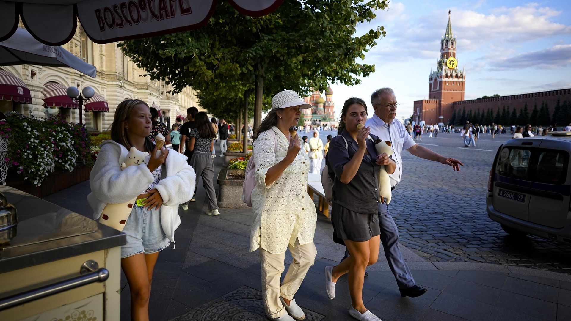 Люди едят мороженое, прогуливаясь вдоль ГУМа и наслаждаясь летним вечером на Красной площади. Несмотря на санкции, жизнь во многих отношениях остается нормальной – рестораны и бары на открытом воздухе переполнены, торговые центры работают. - ИноСМИ, 1920, 02.06.2026