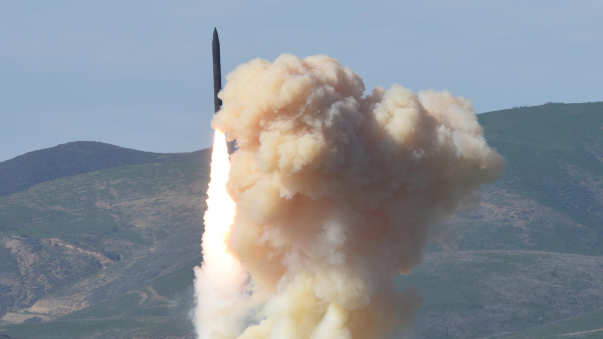 Запуск ракеты-перехватчика наземного базирования большой дальности с военно-воздушной базы Ванденберг, Калифорния, США. - ИноСМИ, 1920, 09.01.2026