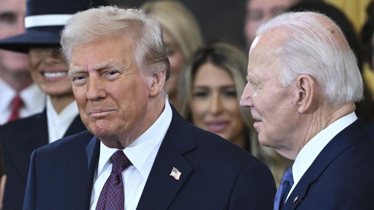 Президент Джо Байден и избранный президент Дональд Трамп перед началом президентской инаугурации в Ротонде Капитолия США в Вашингтоне, 20 января 2025 года.