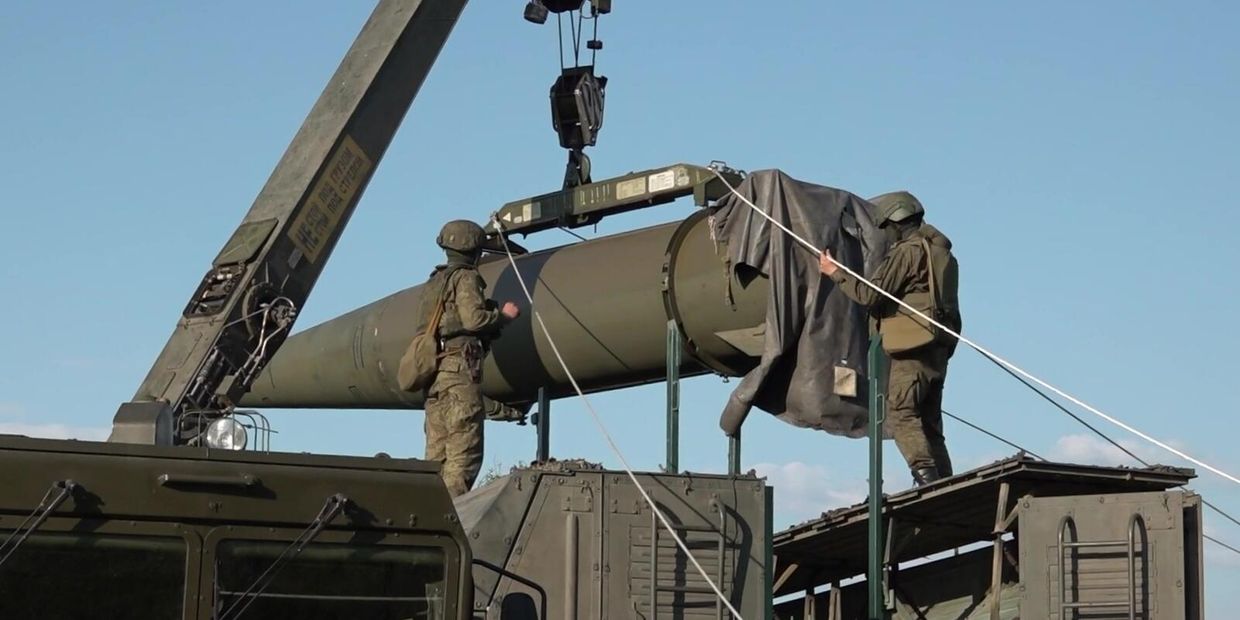 Отработка учебно-боевых задач по получению специальных боеприпасов для оперативно-тактических ракетных комплексов Искандер, снаряжению ими ракет-носителей и скрытному выдвижению на позиции для подготовки к пускам