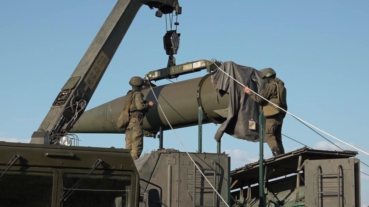 Отработка учебно-боевых задач по получению специальных боеприпасов для оперативно-тактических ракетных комплексов Искандер, снаряжению ими ракет-носителей и скрытному выдвижению на позиции для подготовки к пускам
