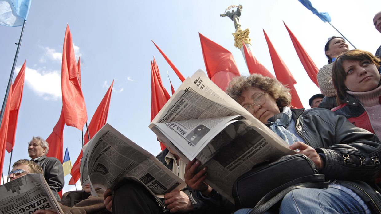 Люди в Киеве читают газеты