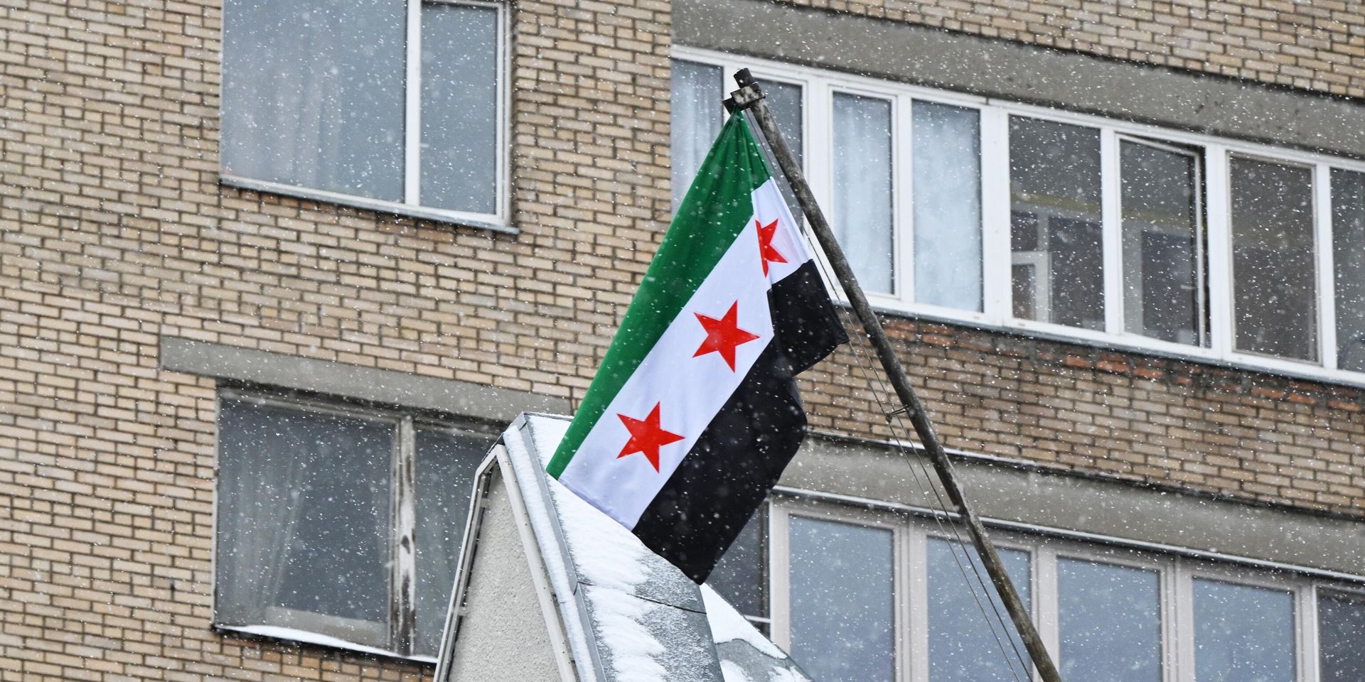 Новый флаг Сирии установили на здании посольства страны в Москве - ИноСМИ, 1920, 01.02.2025
