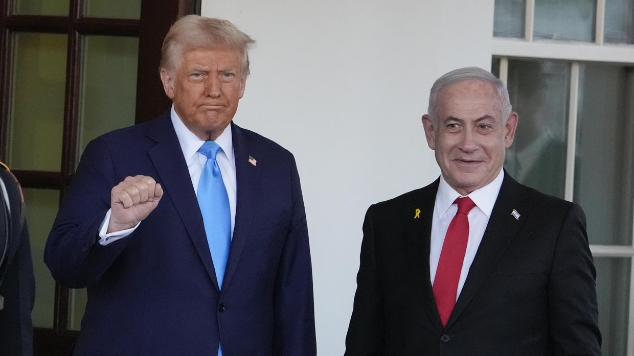 Президент Дональд Трамп приветствует премьер-министра Израиля Биньямина Нетаньяху у Западного крыла Белого дома
