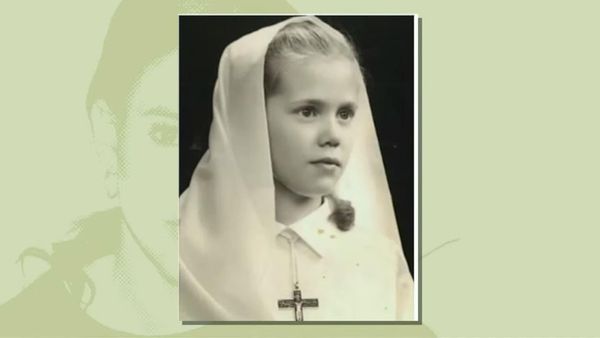 Якобы фото Брижит Троньё (Макрон) во время ее первого причастия