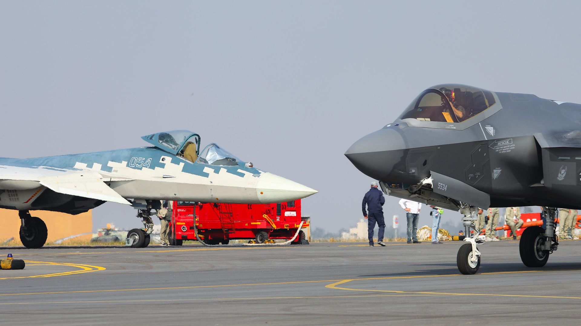 Многофункциональный истребитель пятого поколения Су-57 и истребитель-бомбардировщик F-35 на международной выставке Aero India 2025 - ИноСМИ, 1920, 07.08.2025