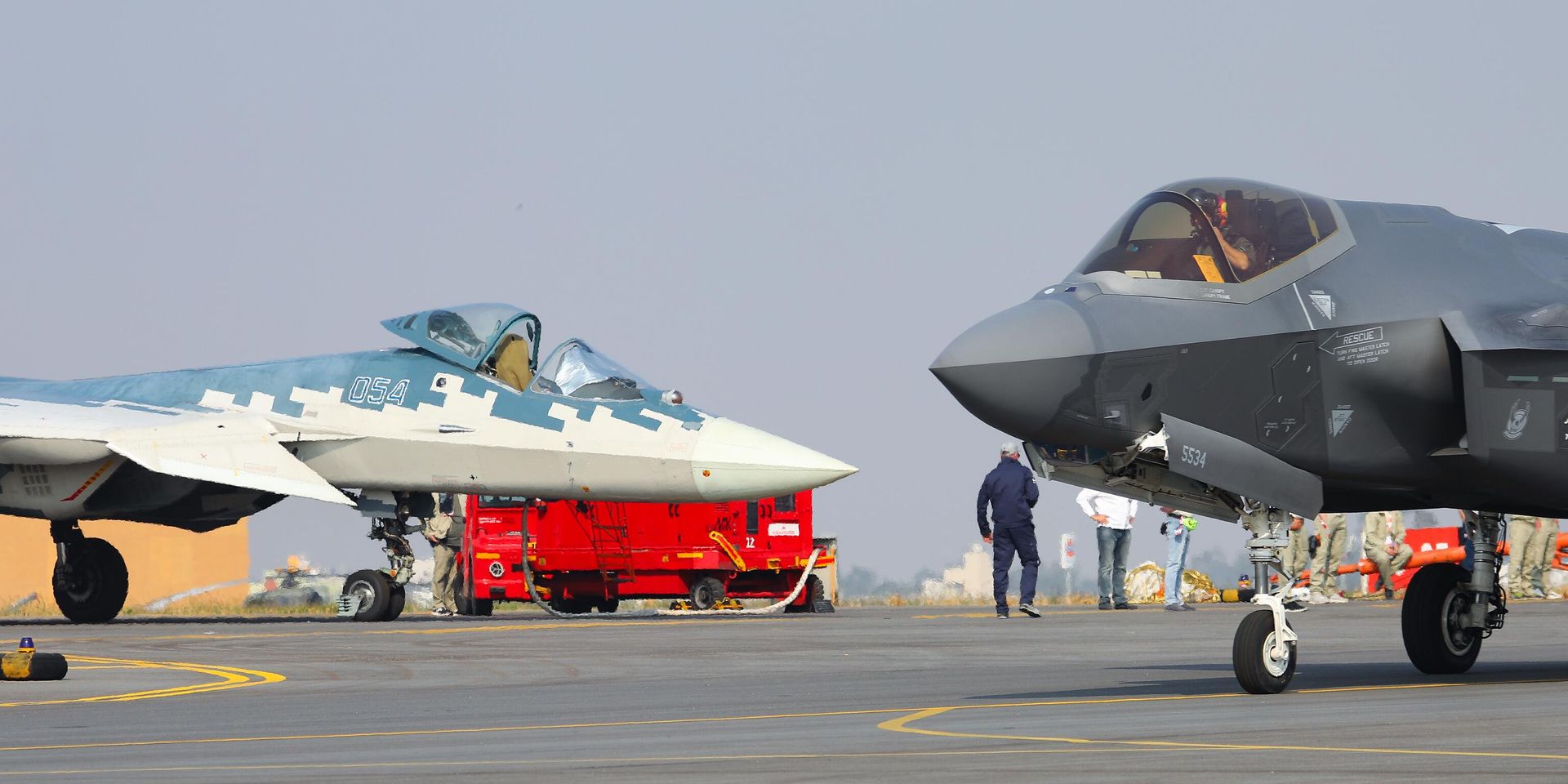 Многофункциональный истребитель пятого поколения Су-57 и истребитель-бомбардировщик F-35 на международной выставке Aero India 2025 - ИноСМИ, 1920, 28.10.2025