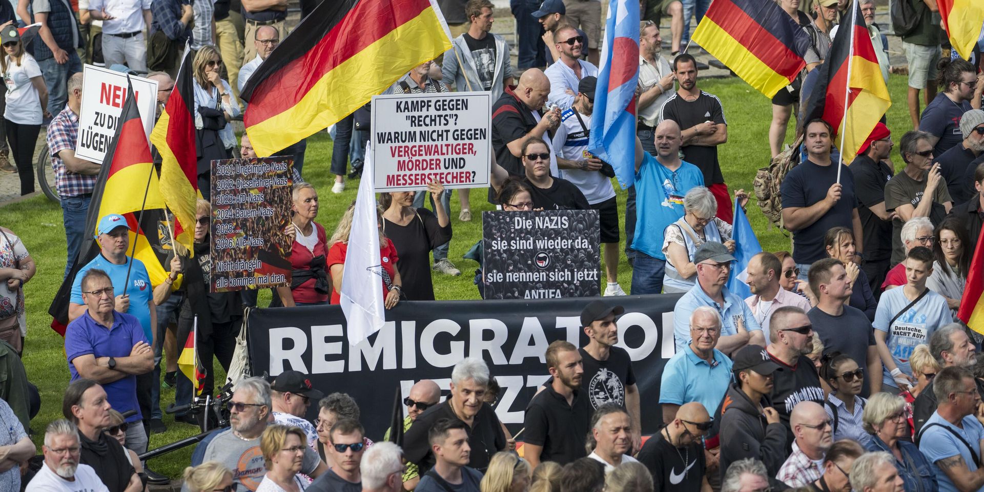 Сторонники партии Альтернатива для Германии (AfD) собрались на предвыборное мероприятие в связи с европейскими выборами через неделю после убийства полицейского афганским иммигрантом в Мангейме, Германия, 07 июня 2024 года. - ИноСМИ, 1920, 18.02.2025