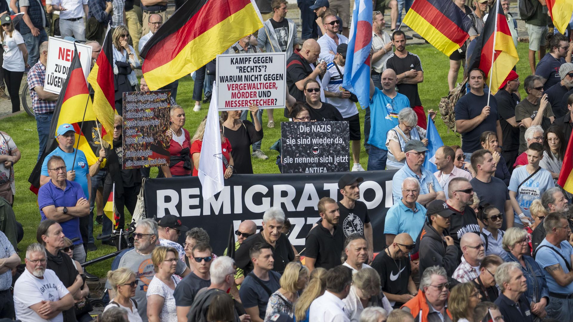 Сторонники партии Альтернатива для Германии (AfD) собрались на предвыборное мероприятие в связи с европейскими выборами через неделю после убийства полицейского афганским иммигрантом в Мангейме, Германия, 07 июня 2024 года. - ИноСМИ, 1920, 18.02.2025