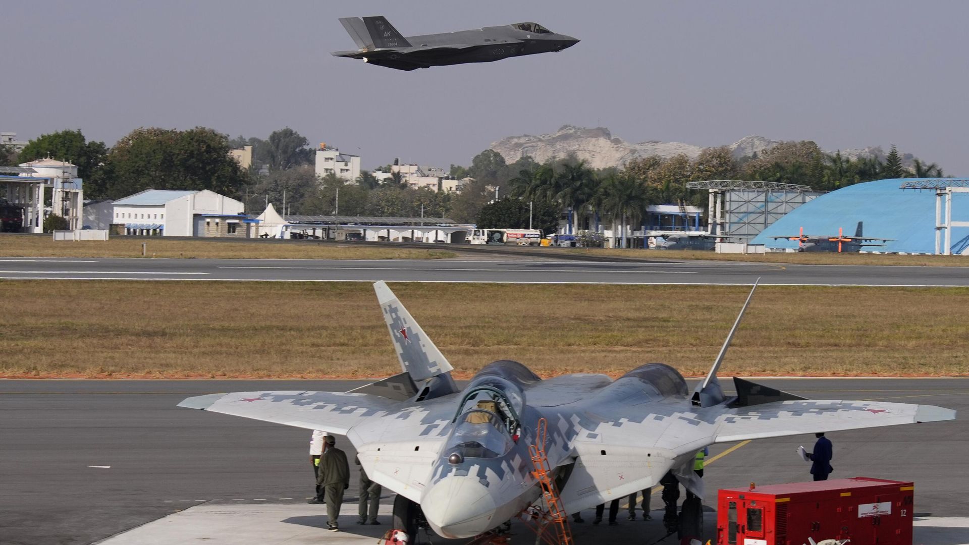 Истребитель ВВС США F-35 на взлете и российский истребитель Су-57 в зоне статической экспозиции на выставке Aero India 2025, 13 февраля 2025 года - ИноСМИ, 1920, 20.02.2025