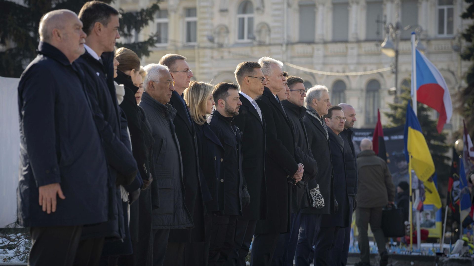 Европейские лидеры принимают участие в церемонии у мемориала павшим украинским воинам на площади Независимости в Киеве 24 февраля 2025 года - ИноСМИ, 1920, 04.06.2025