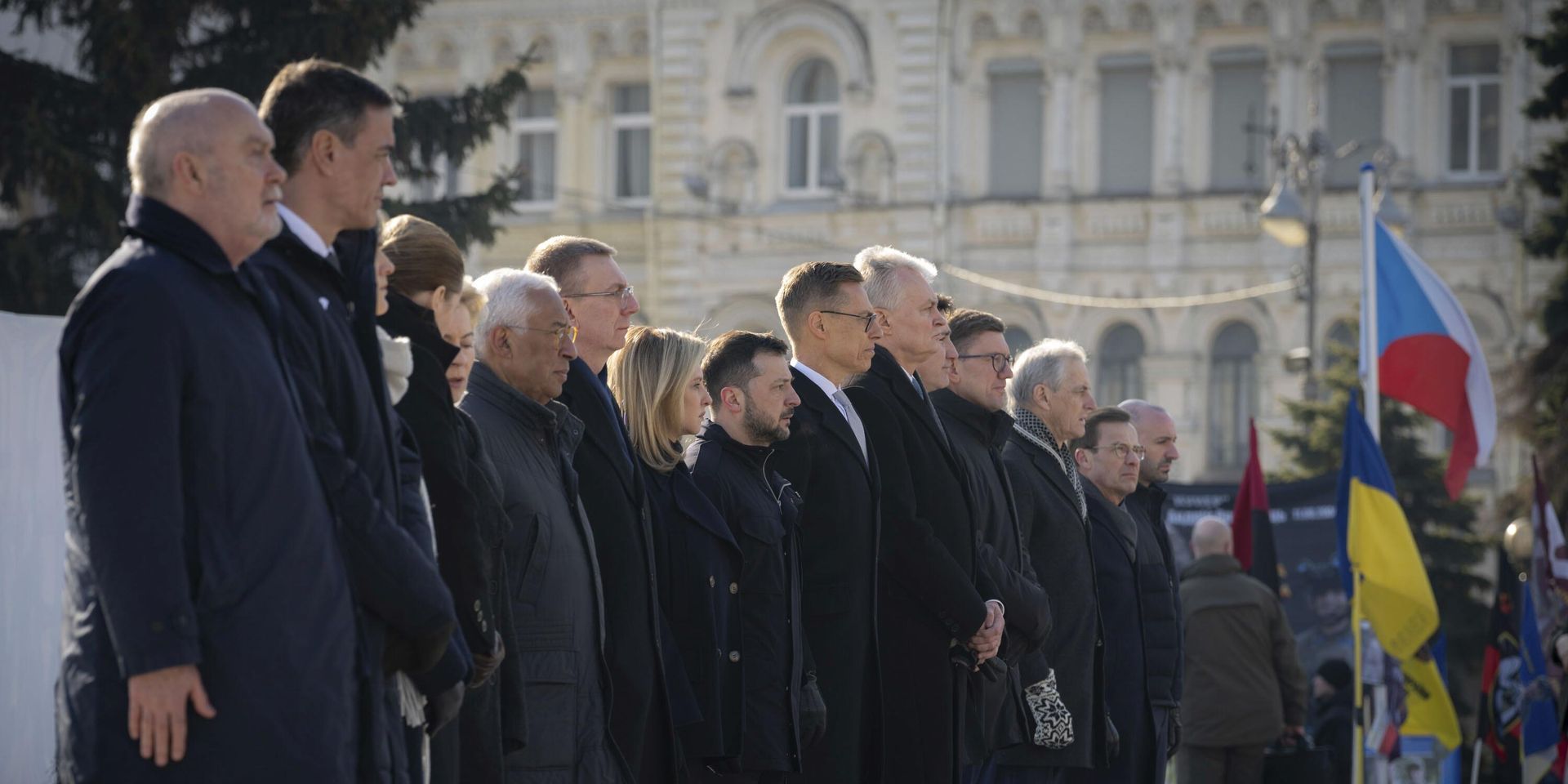 Европейские лидеры принимают участие в церемонии у мемориала павшим украинским воинам на площади Независимости в Киеве 24 февраля 2025 года - ИноСМИ, 1920, 04.06.2025