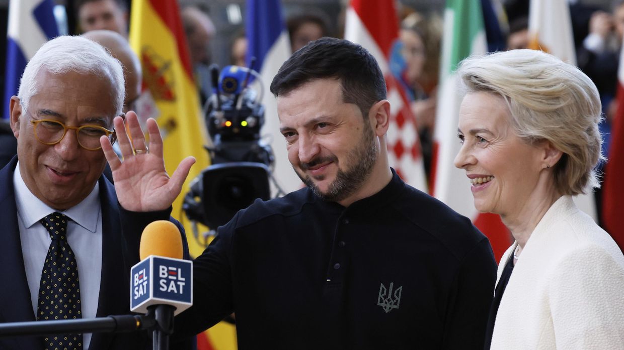 Президент Европейского совета Антониу Кошта, президент Украины Владимир Зеленский и председатель Еврокомиссии Урсула фон дер Ляйен на саммите ЕС в здании Европейского совета в Брюсселе 6 марта 2025 года Президент Европейского совета Антониу Кошта, президент Украины Владимир Зеленский и председатель Еврокомиссии Урсула фон дер Ляйен на саммите ЕС в здании Европейского совета в Брюсселе 6 марта 2025 года