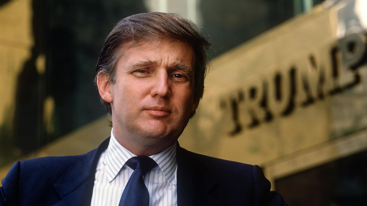 Дональд Трамп позирует на 5-й авеню возле башни Трампа. Нью-Йорк, 1987 год Дональд Трамп позирует на 5-й авеню возле башни Трампа. Нью-Йорк, 1987 год