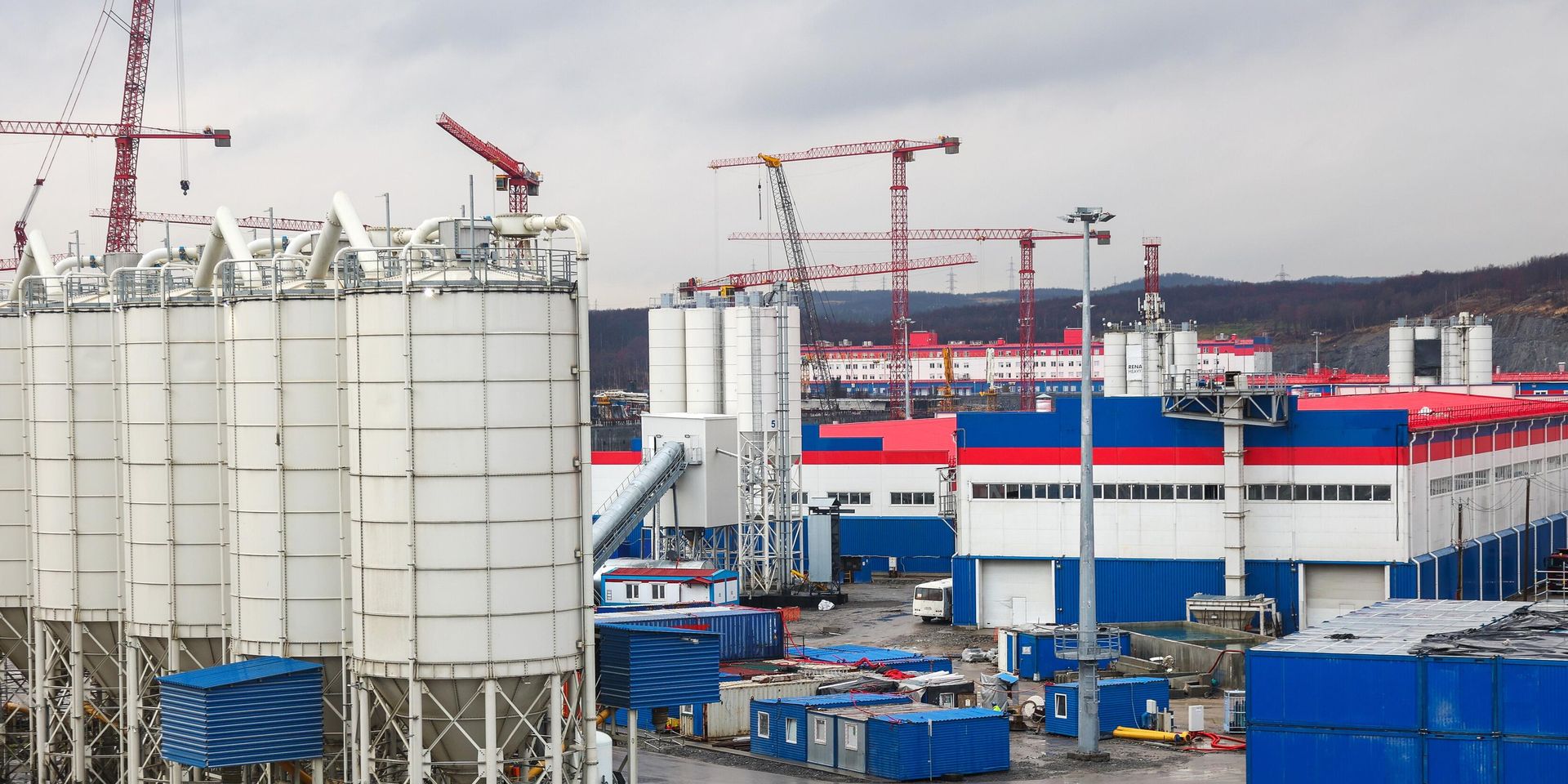 Строительство завода по производству линий сжижения природного газа в Мурманской области. Проект компании Новатэк для реализации стратегического проекта Арктик СПГ 2. Архивное фото 15.10.21 - ИноСМИ, 1920, 04.08.2026