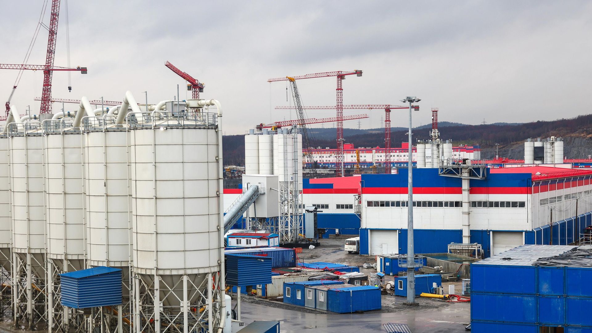Строительство завода по производству линий сжижения природного газа в Мурманской области. Проект компании Новатэк для реализации стратегического проекта Арктик СПГ 2. Архивное фото 15.10.21 - ИноСМИ, 1920, 04.08.2026