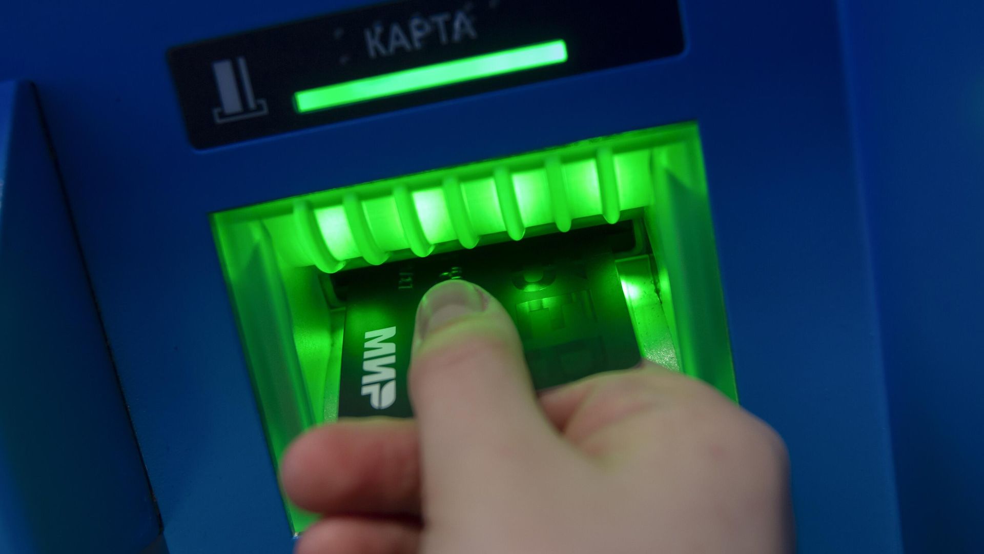 Посетитель с банковской картой МИР у банкомата на территории торгового центра Центральный детский магазин. - ИноСМИ, 1920, 24.11.2025