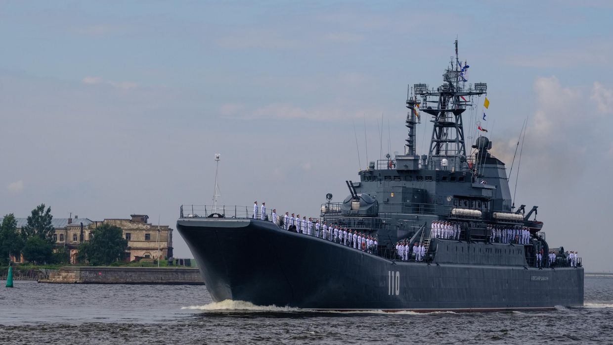 Большой десантный корабль Александр Шабалин во время генеральной репетиции военно-морского парада ко дню ВМФ в Кронштадте
