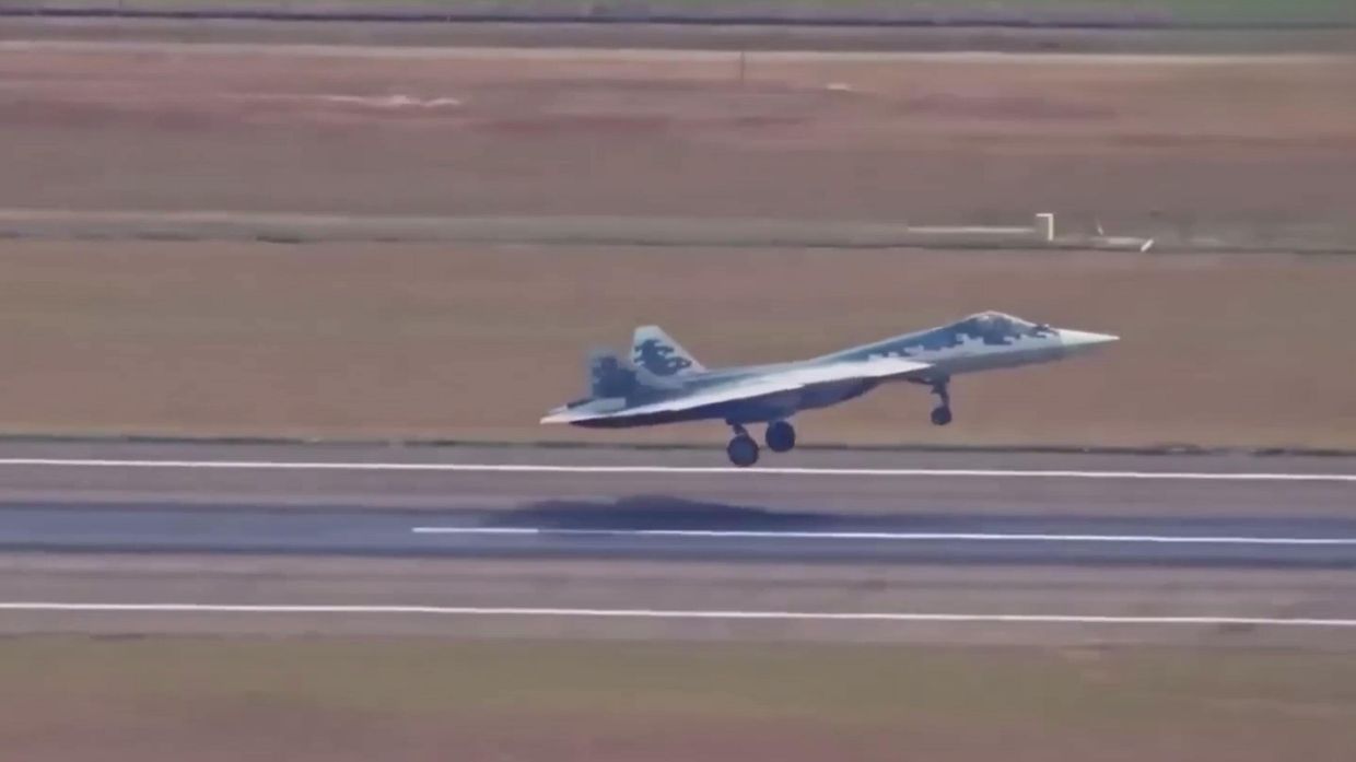 Демонстрационный полет Су-57 на авиашоу в Чжухае