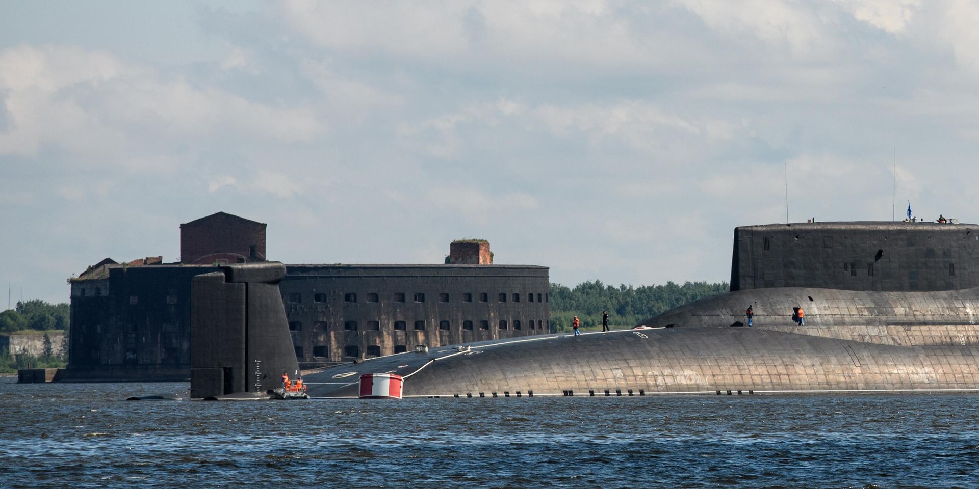 Атомная подводная лодка Дмитрий Донской прибыла в Кронштадт, чтобы принять участие в параде в честь Дня ВМФ. Архивное фото 2017 года - ИноСМИ, 1920, 15.01.2026