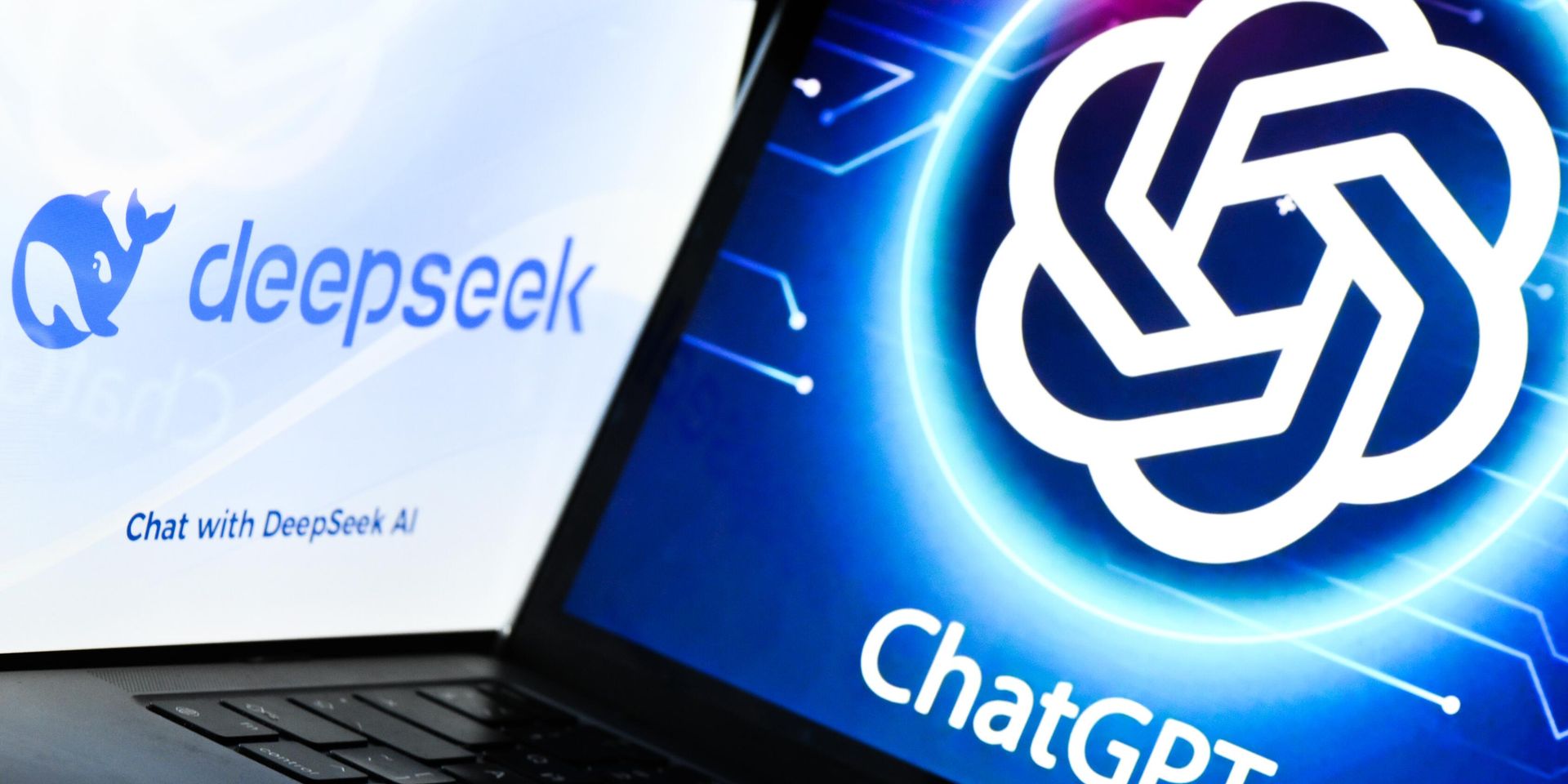 Логотипы чат-ботов DeepSeek и ChatGPT. - ИноСМИ, 1920, 03.11.2025