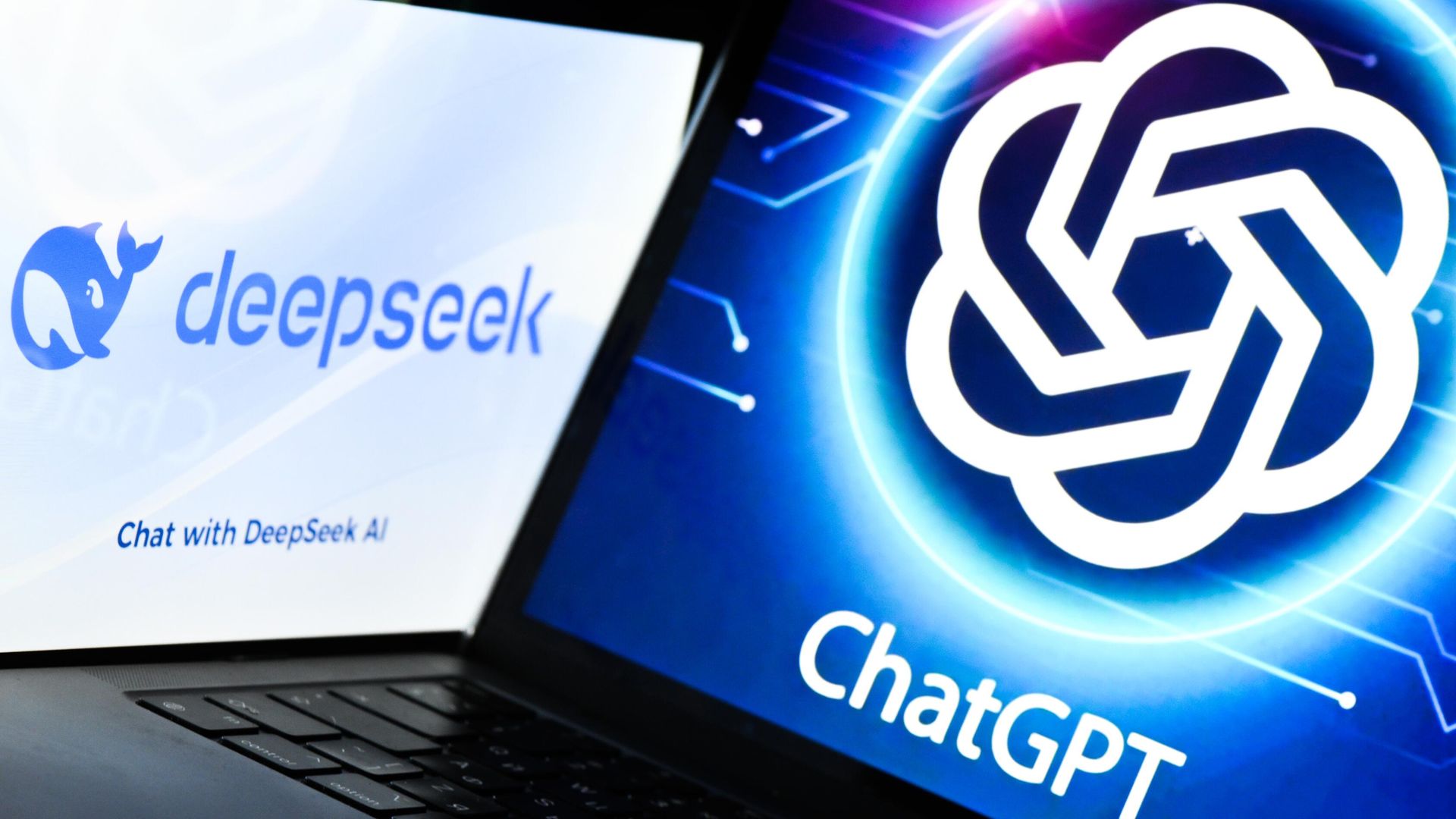 Логотипы чат-ботов DeepSeek и ChatGPT. - ИноСМИ, 1920, 27.01.2025