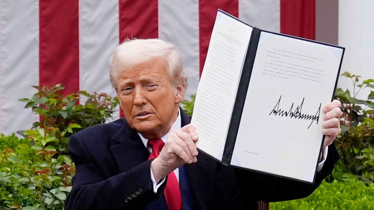 Президент США Дональд Трамп демонстрирует подписанный им указ о введении зеркальных пошлин на зарубежный импорт в розовом саду Белого дома в Вашингтоне.