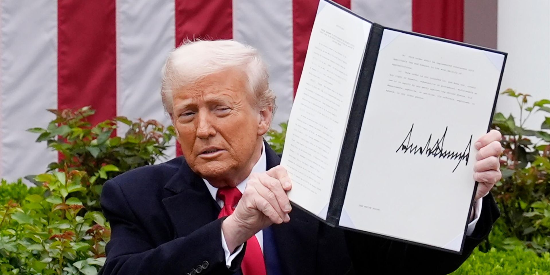 Президент США Дональд Трамп демонстрирует подписанный им указ о введении зеркальных пошлин на зарубежный импорт в розовом саду Белого дома в Вашингтоне. - ИноСМИ, 1920, 05.07.2025