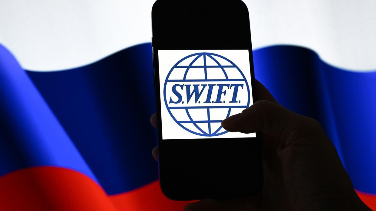 SWIFT — международная система передачи межбанковских платежей. 