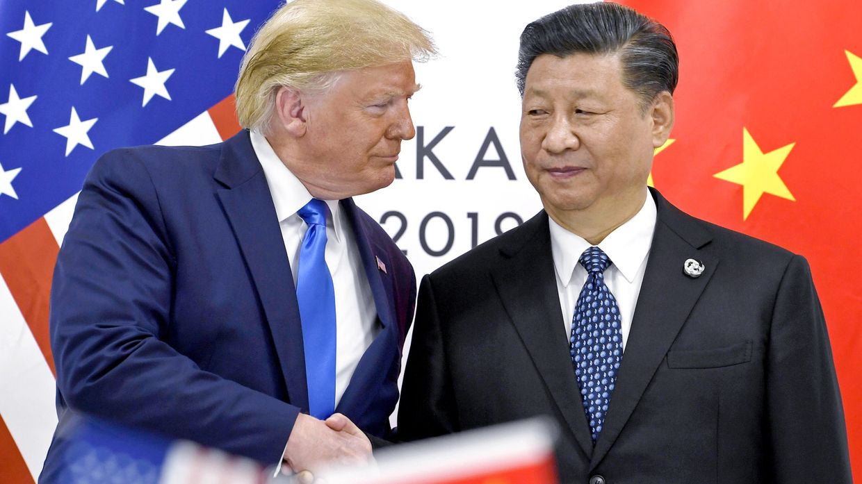 Президент Дональд Трамп пожимает руку председателю Китая Си Цзиньпину во время встречи на полях саммита G20 в Осаке, Япония, 29 июня 2019 года.