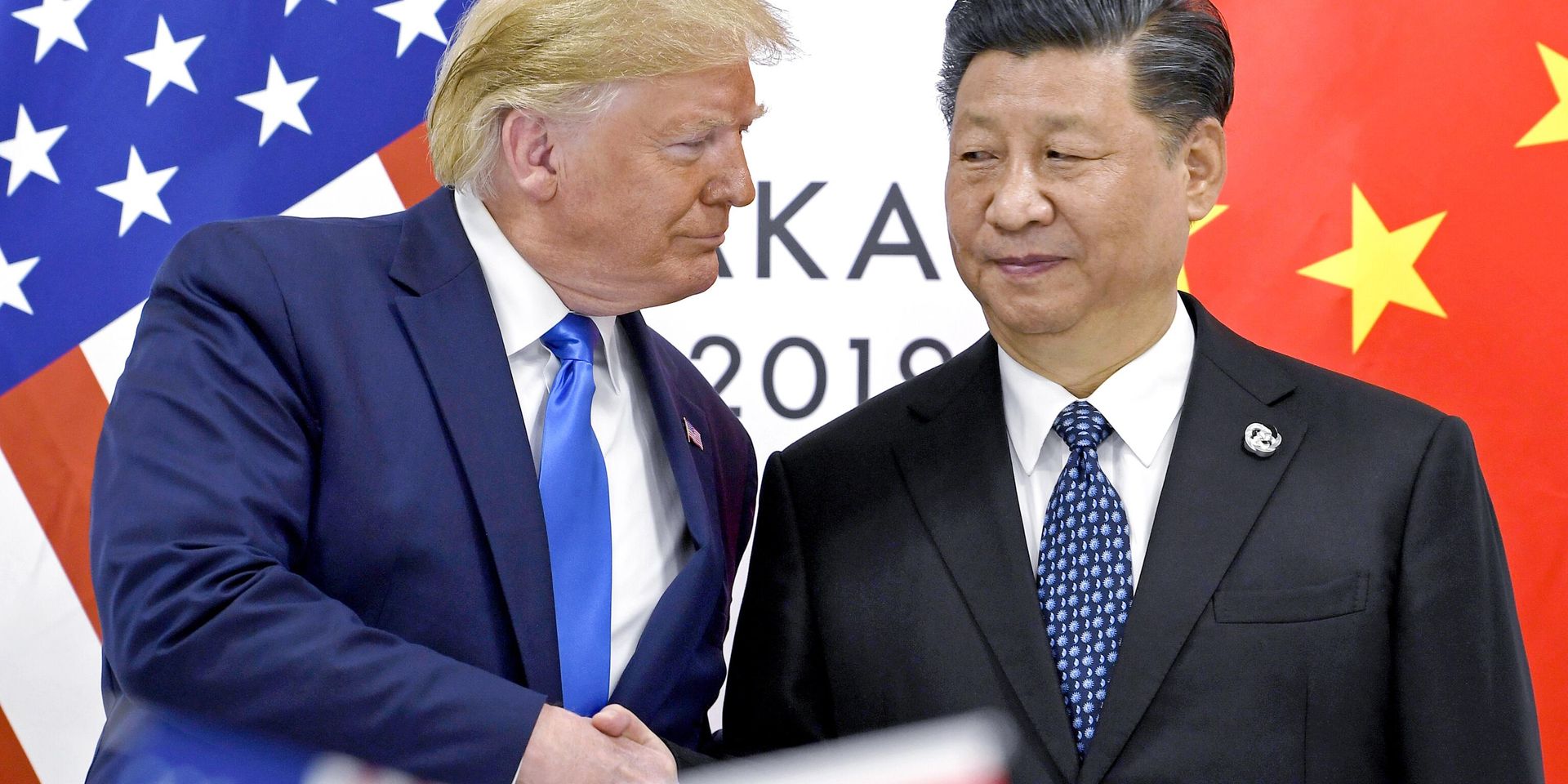 Президент Дональд Трамп пожимает руку председателю Китая Си Цзиньпину во время встречи на полях саммита G20 в Осаке, Япония, 29 июня 2019 года. - ИноСМИ, 1920, 08.06.2025