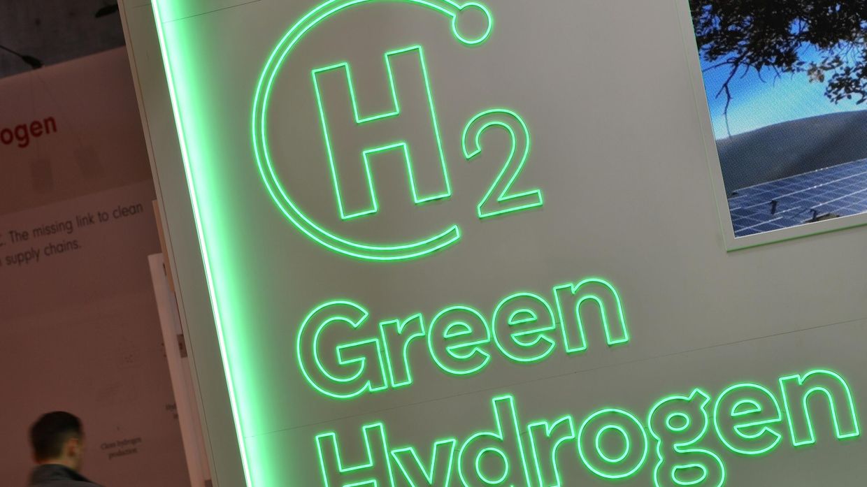 Логотип Green Hydrogen (Зеленый водород) на промышленной выставке Hannover Messe 2023 в Ганновере, Германия, 17 апреля 2023 года