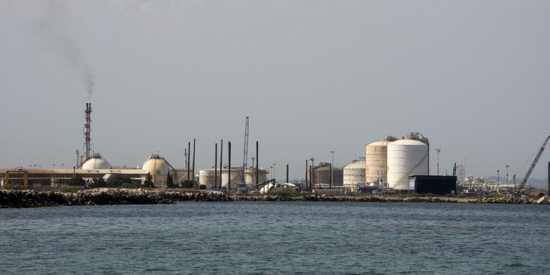 Нефтеперерабатывающий завод ISAB в Приоло-Гаргалло, недалеко от Сиракуз, Сицилия, 31 мая 2022 года - ИноСМИ, 1920, 14.04.2025