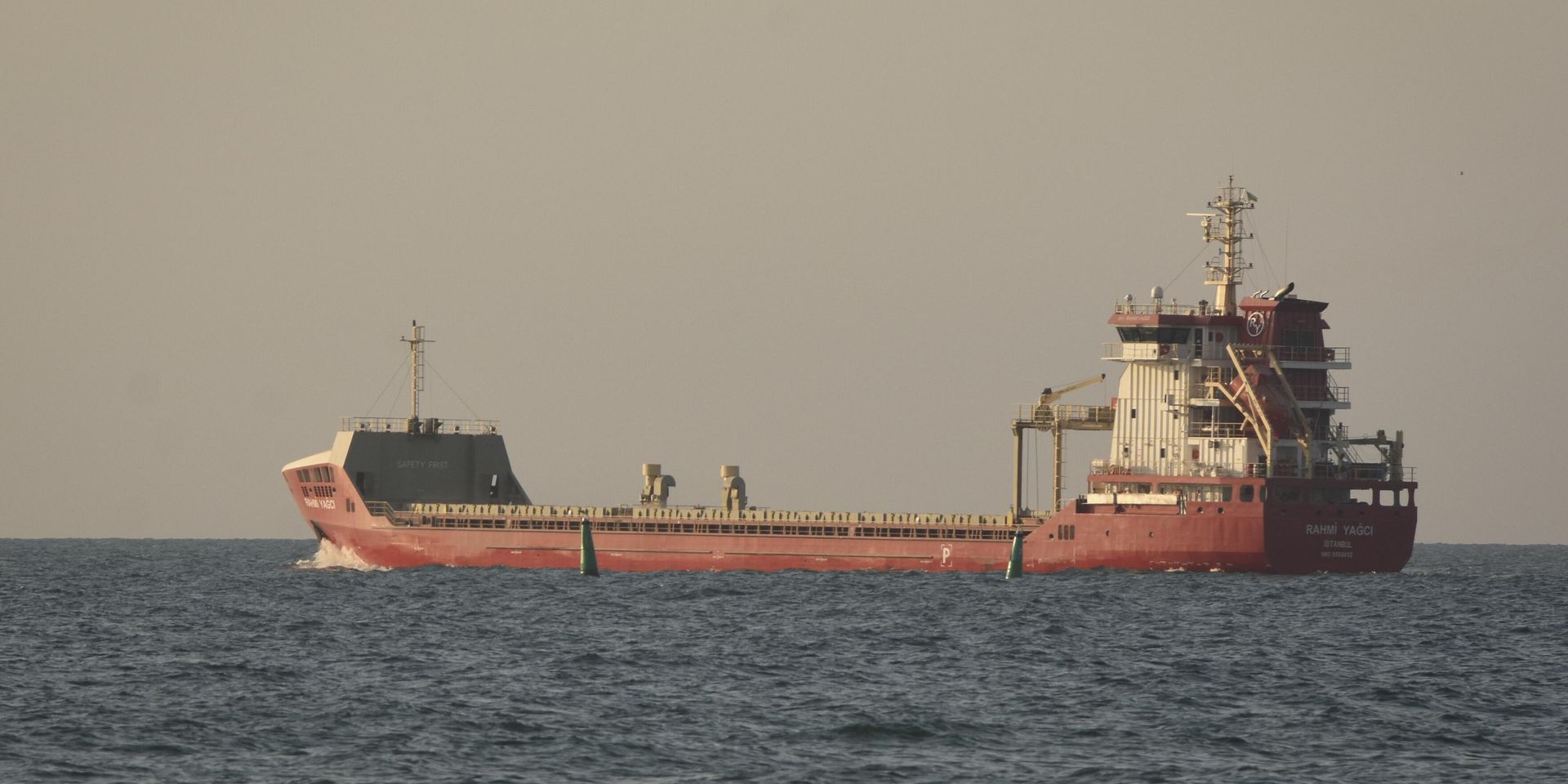 Грузовое судно Рахми Ягчи с грузом муки весом 5000 тонн выходит из порта в Одессе, Украина, 9 августа 2022 года. - ИноСМИ, 1920, 31.07.2026