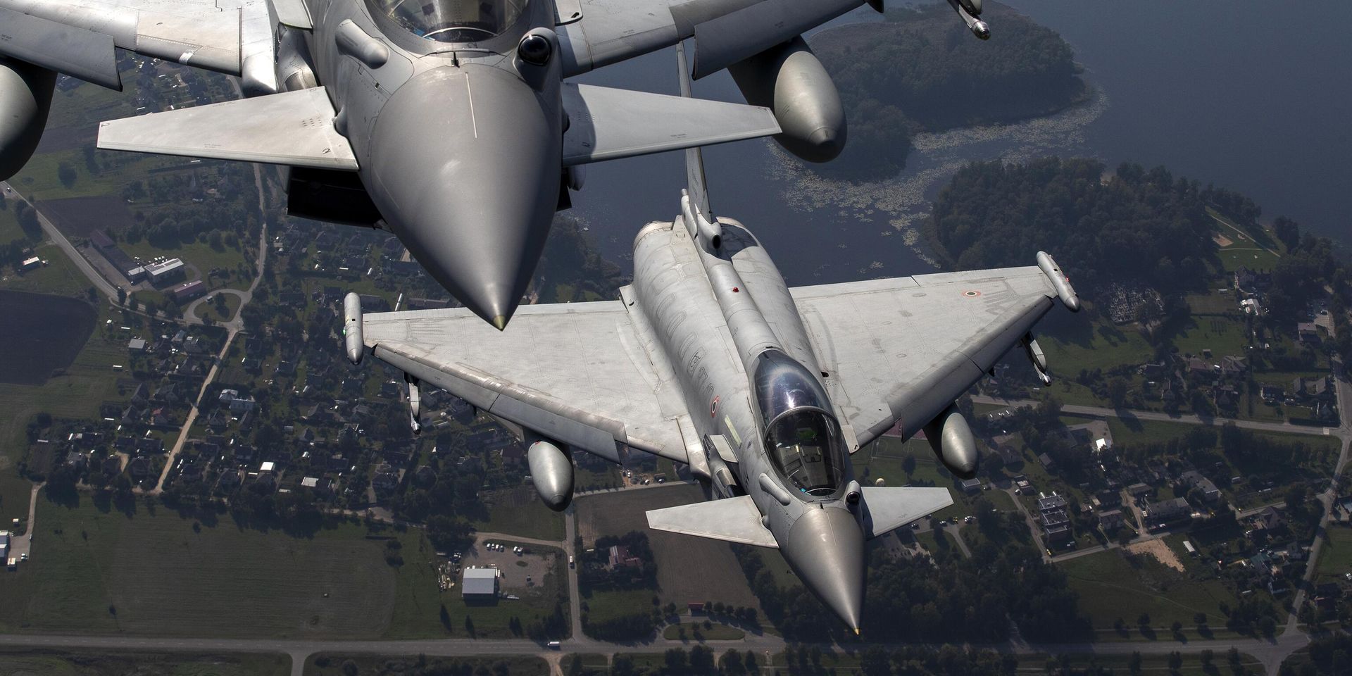 Военные истребители Eurofighter Typhoon ВВС Италии принимают участие в миссии НАТО по охране воздушного пространства стран Балтии - в воздушном пространстве Литвы, 12 сентября 2023 года. - ИноСМИ, 1920, 24.06.2025
