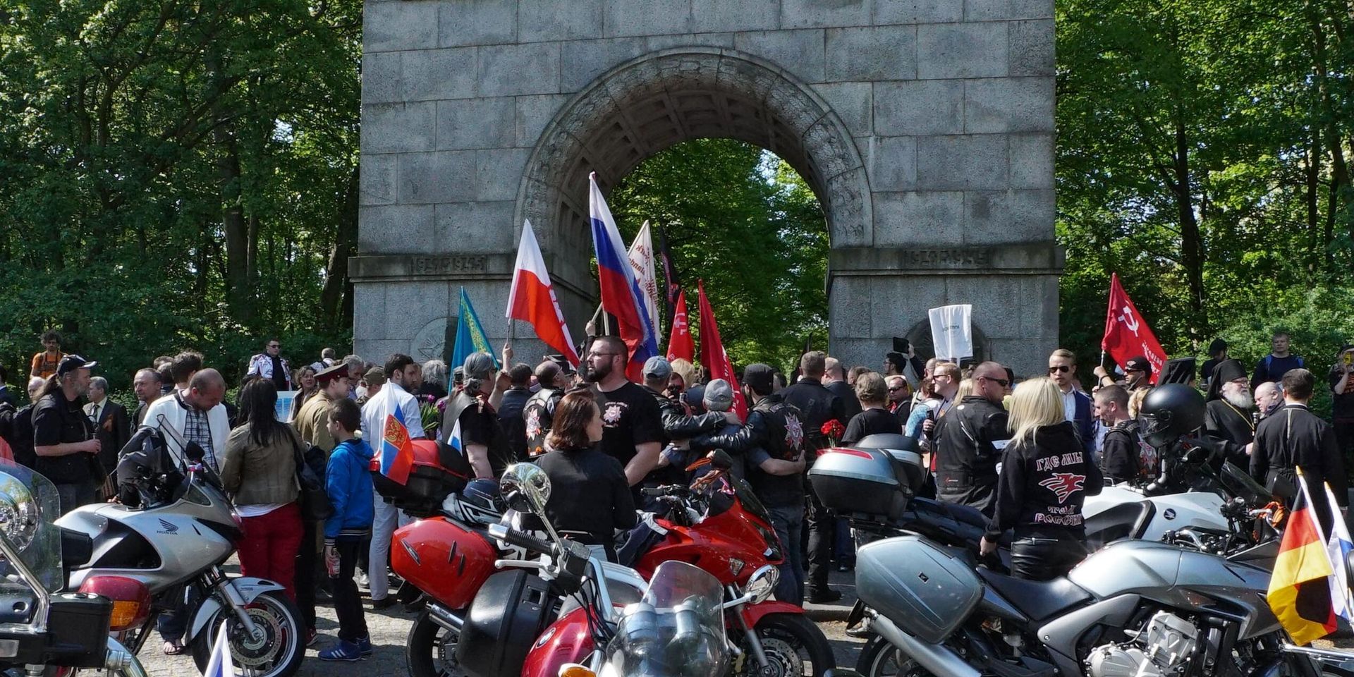 Участники мотоклуба Ночные волки у входа в Трептов-парк в Берлине - ИноСМИ, 1920, 26.04.2025