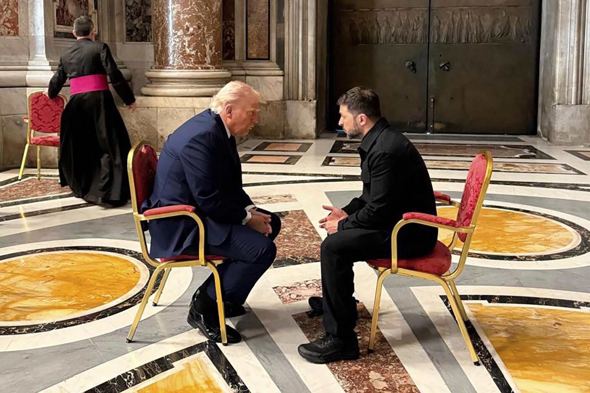 Беседа Дональда Трампа и Владимира Зеленского в соборе Святого Петра перед похоронами Папы Римского - ИноСМИ, 1920, 26.04.2025