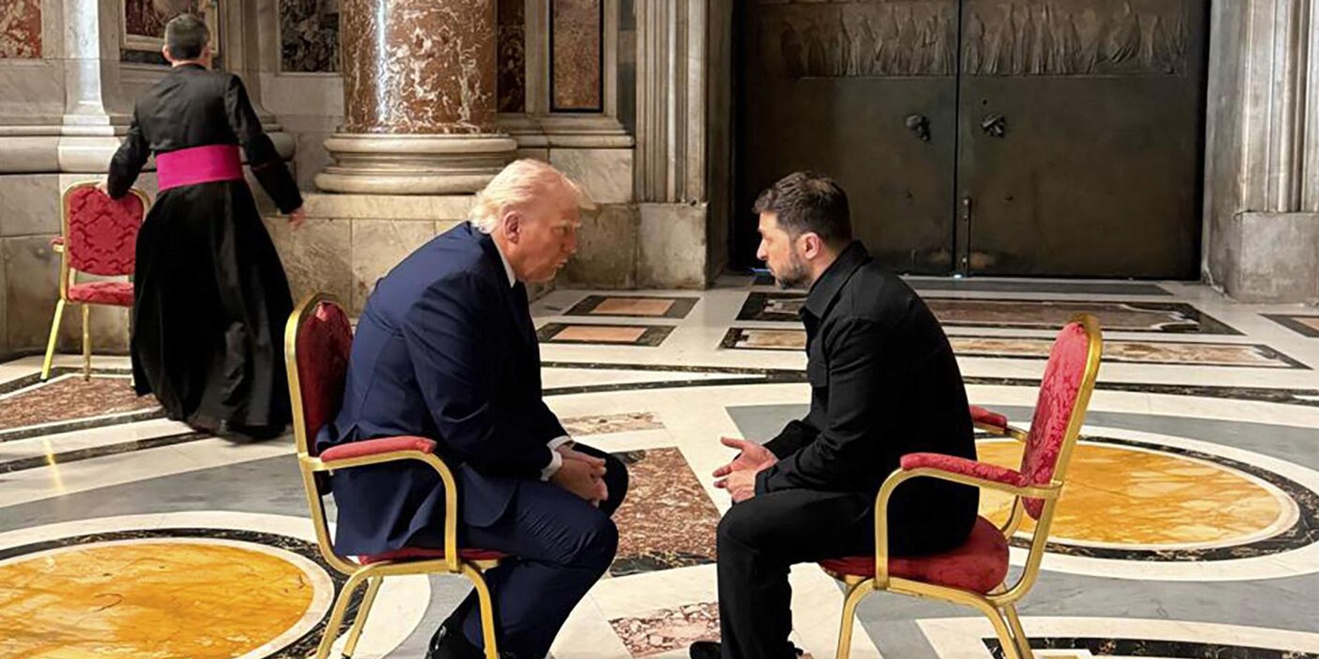 Беседа Дональда Трампа и Владимира Зеленского в соборе Святого Петра перед похоронами Папы Римского - ИноСМИ, 1920, 12.07.2025