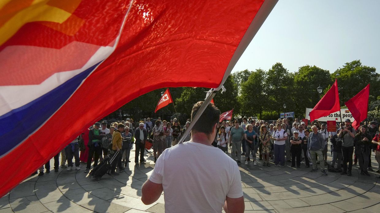 Митинг протестующих против НАТО в центре Осло, Норвегия, 31 мая 2023 года