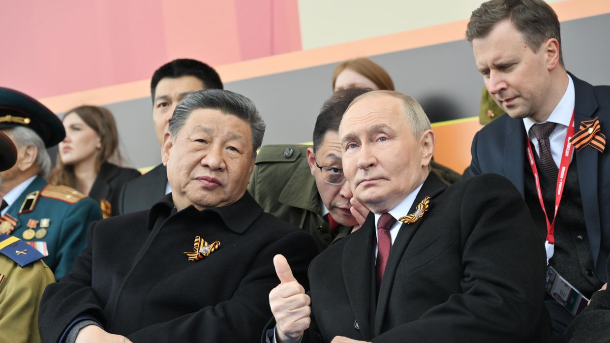 Президент РФ Владимир Путин и председатель КНР Си Цзиньпин на военном параде в честь 80-летия Победы