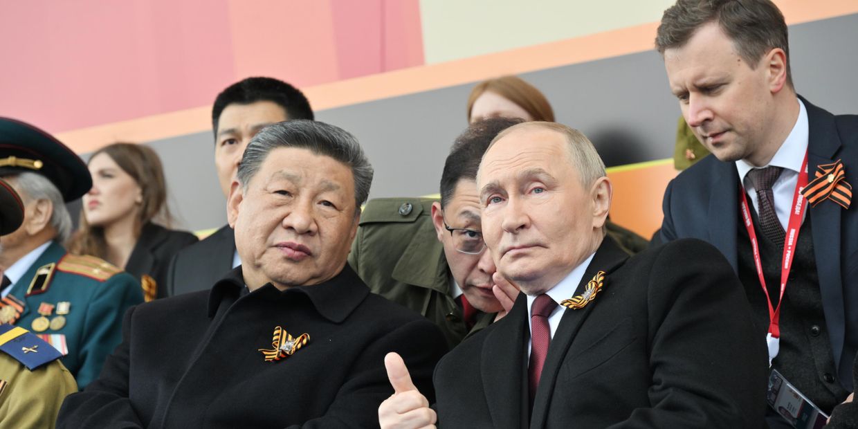 Президент РФ Владимир Путин и председатель КНР Си Цзиньпин на военном параде в честь 80-летия Победы