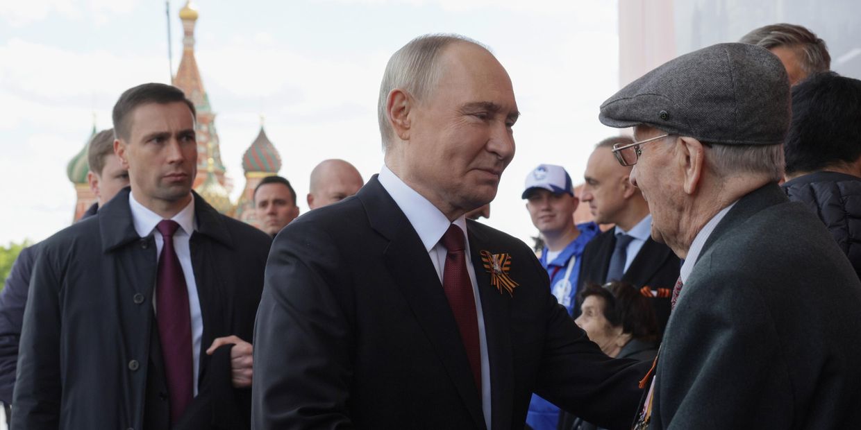 Президент РФ Владимир Путин на Красной площади в Москве на военном параде, посвященном 80-летию Победы
