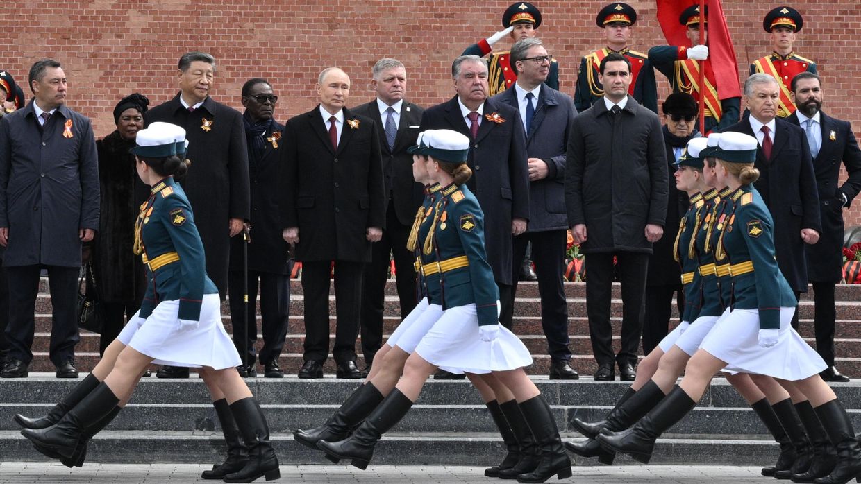 Церемония возложения цветов к Могиле Неизвестного солдата