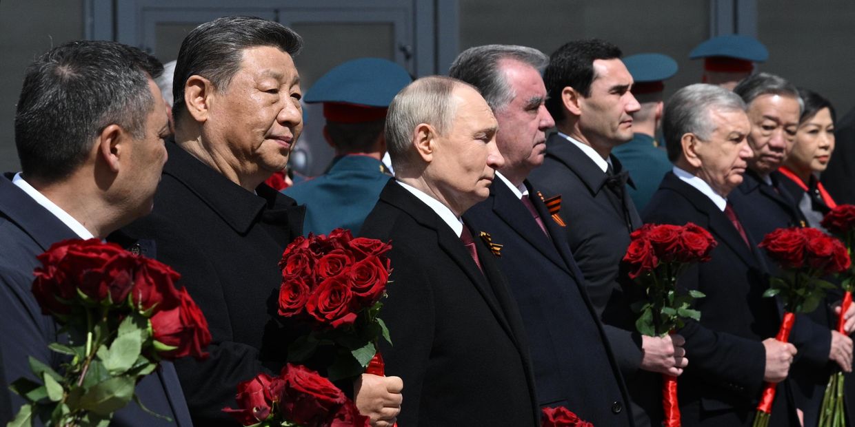 Церемония возложения цветов к Могиле Неизвестного солдата