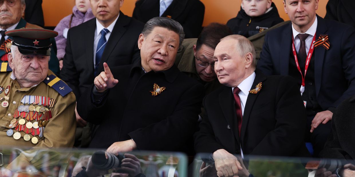 9 мая 2025. Президент РФ Владимир Путин и председатель КНР Си Цзиньпин на Красной площади в Москве на военном параде, посвященном 80-летию Победы