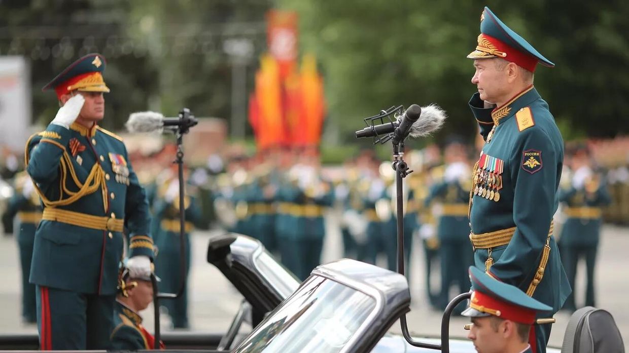 Генерал-лейтенант Андрей Мордвичев на военном параде в ознаменование 75-летия Победы в Великой Отечественной войне 1941-1945 годов в Волгограде