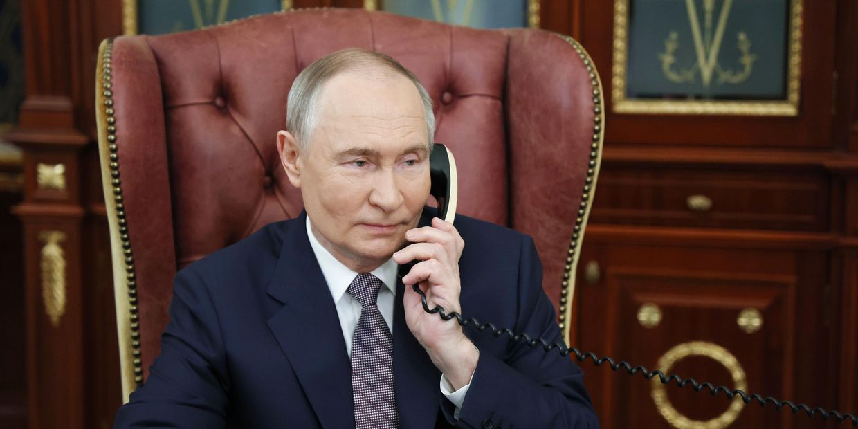 Президент РФ Владимир Путин общается по телефону 