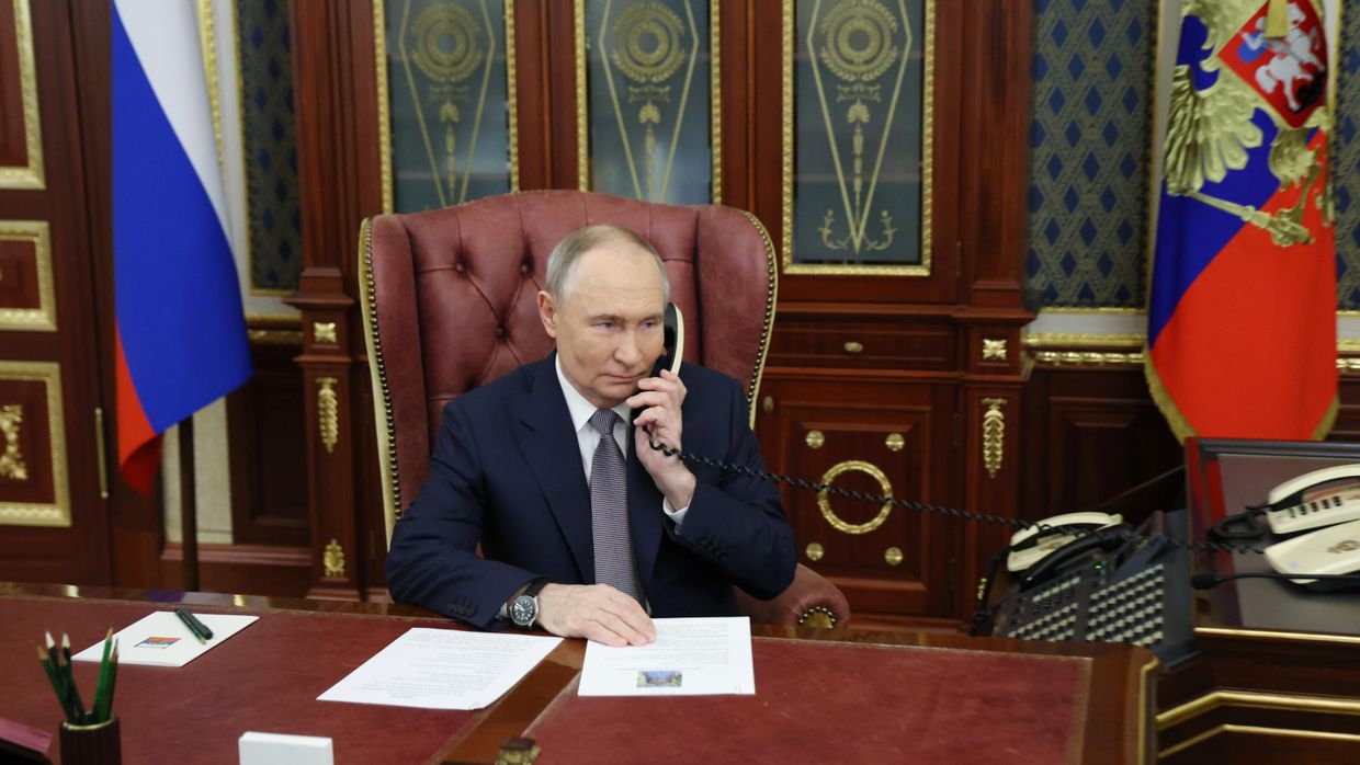 Президент РФ Владимир Путин во время телефонного разговора