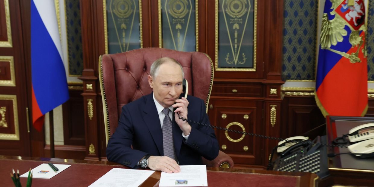 Президент РФ Владимир Путин во время телефонного разговора